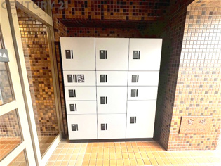 宅配ボックスは荷物の受け取りや配達が便利で安全です。不在時でも荷物が確保され、盗難や損傷のリスクが減少。受け取り時間の柔軟性が向上。外出先からでも荷物の受け取りや預けが可能となります。