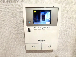 訪問者が来たときにテレビ画面で確認できるため、安心してドアを開けられます。録画機能があるものもあり、留守中に来訪者を記録しておくことができます。利便性が高く、セキュリティ面でも安心です