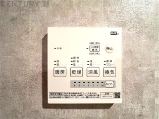 常に新鮮な空気を室内に供給し、室内の換気を効果的に行います。湿気やニオイ等を排出し、健康な環境を維持。快適な室内温度と湿度を調整し、エネルギー効率も向上。居住空間の快適性と健康面の改善が期待できます。