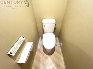 温水洗浄便座付トイレは温水洗浄機能により、暖かい水でおしりを洗浄することができ、冷たい水を使う従来の便座に比べ、温水洗浄機能で暖かいトイレを提供し、快適な使用を可能にします。