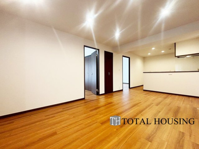 【居間・リビング】 | セザール札幌 | 導線もしっかりと取れている間取りなので、ダイニングテーブルやソファー、ローテーブルなどの家具もしっかりと配置できます。ゆったりとした広さの空間でご家族だんらんの時間をお過ごしください。