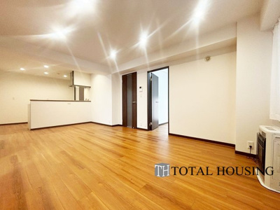 【居間・リビング】 | セザール札幌 | 広くゆったりと家族揃って寛げるLDKは約14.3帖。毎日の始まりと終わりをここで迎える大切な空間はいつでも心地良い空気感。落ち着いた雰囲気で過ごしたり家族でわいわい盛り上がる日も。