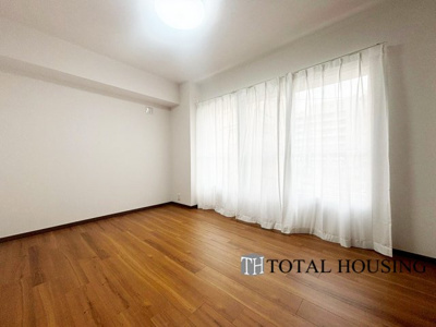 【洋室】 | セザール札幌 | 洋室　約6.0帖
大きな窓からたっぷりの日差しが降り注ぐ明るい室内です。気持ちの良い朝日を受けて、目覚めの良い健康的な朝を迎えられそうです。