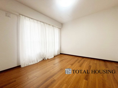 【洋室】 | セザール札幌 | 洋室　約5.9帖
大きな窓からたっぷりと陽光が注がれる明るい空間。家族の成長に対応できる永住仕様の間取り。一日の疲れをいやしてくれる主寝室。時を忘れて過ごす場所として過ごせるお部屋。