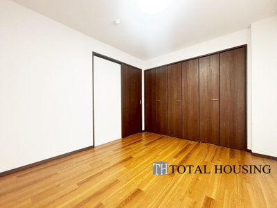 【洋室】 | セザール札幌 | 洋室　約5.9帖
家族一人ひとりの大切なプライベート空間。趣味に合わせて使って頂けるようシンプルに仕上げてあります。暮らし心地を大きく左右する収納を、適材適所に配置し使い勝手を考慮しました。