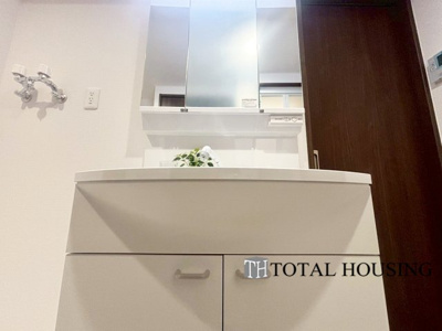 【独立洗面台】 | セザール札幌 | 一日の始まりの朝、歯磨きをしたりメイクや髪をセットしたり・・・使いやすさが考えられた3面鏡です♪シャワー付水栓で洗面台でのシャンプーや毎日の掃除に大変便利ですね♪