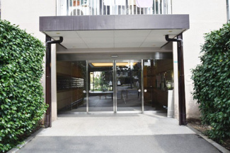 【エントランス】 | お客様を、そして住人を出迎えてくれるマンションのエントランス。ゴミが落ちていないことからも、管理状態の良さや住民の節度の高さが見て取れます。～即日のご見学可能～　お問合せはお気軽にどうぞ。