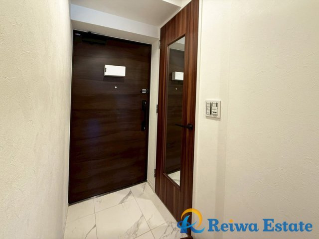 パレステージ茅ヶ崎Ⅱの玄関|お出かけ前の字だしなみチェックに便利な鏡張りの玄関収納！