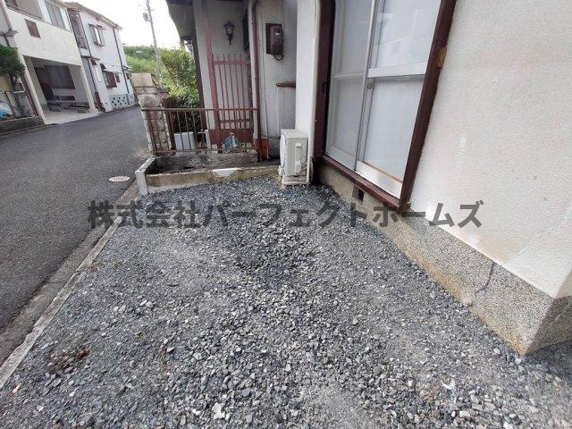 西牧野3丁目戸建　賃貸の駐車場|カースペースがあります