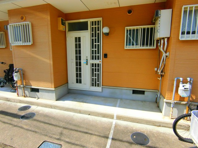 ハイツニシウラのエントランス