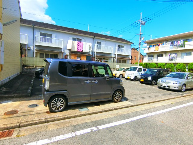 ハイツニシウラの駐車場