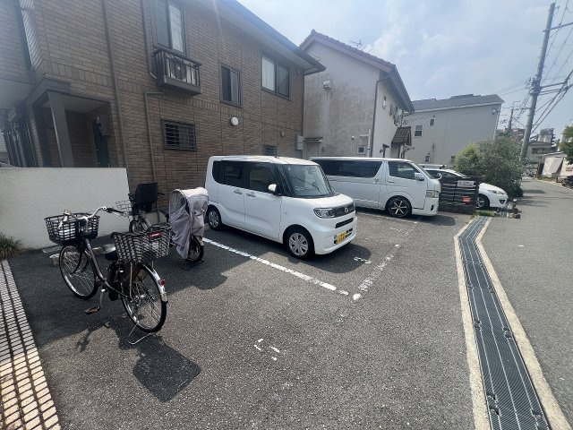 ローズコート中桜塚の駐車場