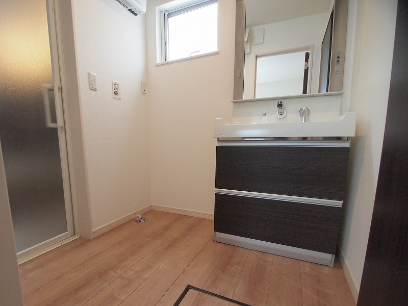 高崎市上中居町　中古住宅の独立洗面台