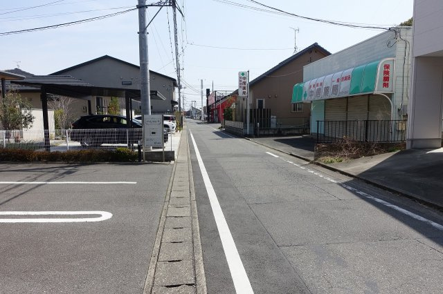 高崎市上中居町　中古住宅の前面道路含む現地写真
