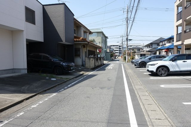 高崎市上中居町　中古住宅の前面道路含む現地写真