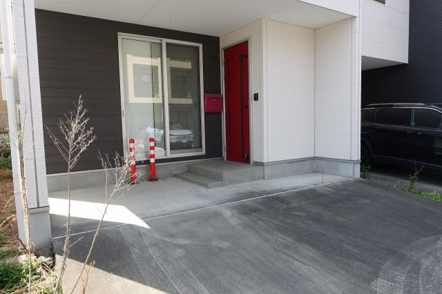 高崎市上中居町　中古住宅の駐車場