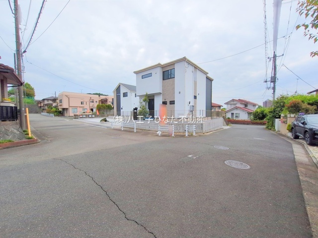 祝　成約済み　八王子市　北野台４丁目　新築戸建ての前面道路含む現地写真|～仲介手数料無料☆八王子ひなた不動産～　八王子市北野台　新築戸建て