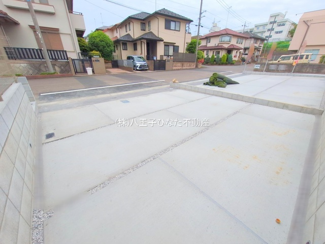 祝　成約済み　八王子市　北野台４丁目　新築戸建ての駐車場|～仲介手数料無料☆八王子ひなた不動産～　八王子市北野台　新築戸建て