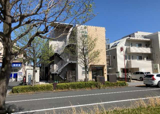 【外観】 | 土地の形が極端に長細かったり、狭小地、あるいは道路との高低差がある傾斜地だった場合、後々売ろうとしても買い手がつかない場合もあります。後々、売却することになった時に価値の下がらない土地を選びましょう。