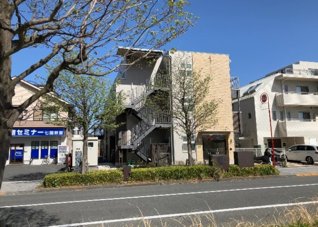 【外観】 | 家を建てる場合、方位は要チェックです。現実的に日当たりのよい家ならばリビングは南側、建築基準法でも北側に当たる家への配慮は求められています。土地を見学に行く際は、方位磁針を持って行くようにしましょう。