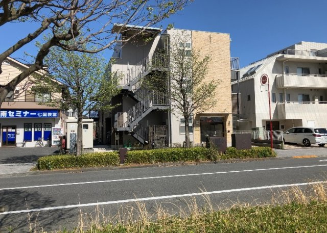 【外観】 | 土地を買う際、住む地域の自治体や福祉の補助制度にも注目してみましょう。子供や老人の医療補助やゴミ出しのルールなど、自治体によってルールに大きな違いがあるため、暮らしやすい土地で判断するとよいでしょう。