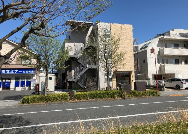 【外観】 | 土地の前の道路に消火栓が設置されていることがあります。この場合、道路交通法第45条第1項により、駐車禁止の場所が指定されています。そのため、車庫などの駐車スペースをつくることができない場合があります。