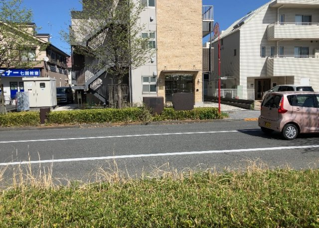 【外観】 | 現地に行くなら、物件の周囲の地形がどうなっているかを見ることも大切です。周辺より低くなっている土地では、大雨などで水が集まりやすいため、地盤が弱くなっているということも考えられるため、注意が必要です。