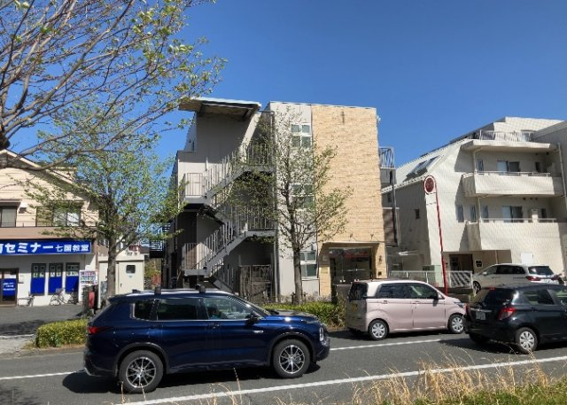 【外観】 | 隣家の土地はどうなっているのか、生活利便施設が近くにあるのか、学校まで近いかなど、お客様のライフスタイルにあわせたイメージが重要です。また、近くにあると困る施設が近くにないかも確認するといいでしょう。