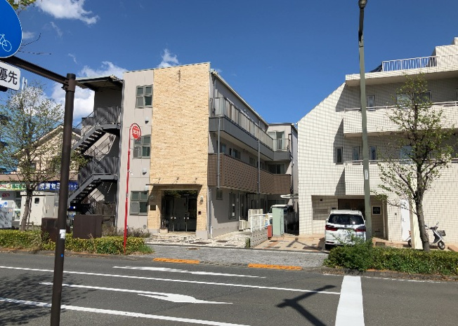 【外観】 | 人が暮らすうえで日光は大切な要素となります。日当たりの良さは譲れないポイントですね。併せて近くに大きな建築物の建築予定がないか、あるいはそれが可能な土地が近くにないか事前に確認することもお勧めします。