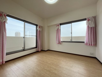 【洋室】 | リバーガーデン三国ヶ丘けやき通り | お部屋からの景色もステキです