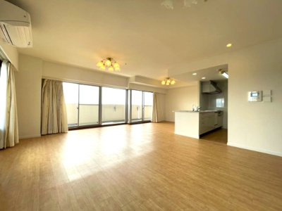 【居間・リビング】 | リバーガーデン三国ヶ丘けやき通り | 約26.5帖の広々としたリビングです