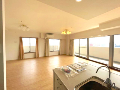 【居間・リビング】 | リバーガーデン三国ヶ丘けやき通り | キッチンからもリビングが見渡せ、家族との会話も弾みます