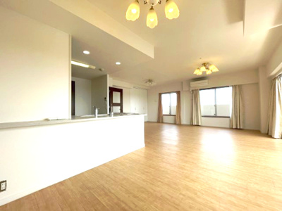 【居間・リビング】 | リバーガーデン三国ヶ丘けやき通り | LDKにも収納があり細々としたものを収納できます