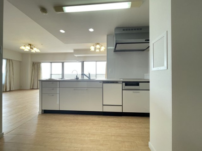 【キッチン】 | リバーガーデン三国ヶ丘けやき通り | キッチン裏にも扉があり家事もはかどります