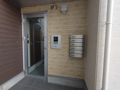 【エントランス】 | SEARCH RIGHT 淡路町 | 多彩な壁紙がお洒落なエントランスです。