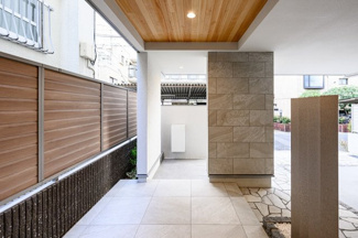 【エントランス】 | ゲストにも自慢できる高級感あるエントランス
2025年4月10日撮影