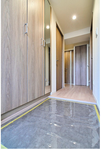 アンピール空港駅前の玄関|収納、ミラー付きの広い玄関