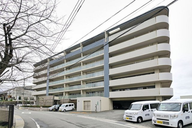 アンピール空港駅前の外観