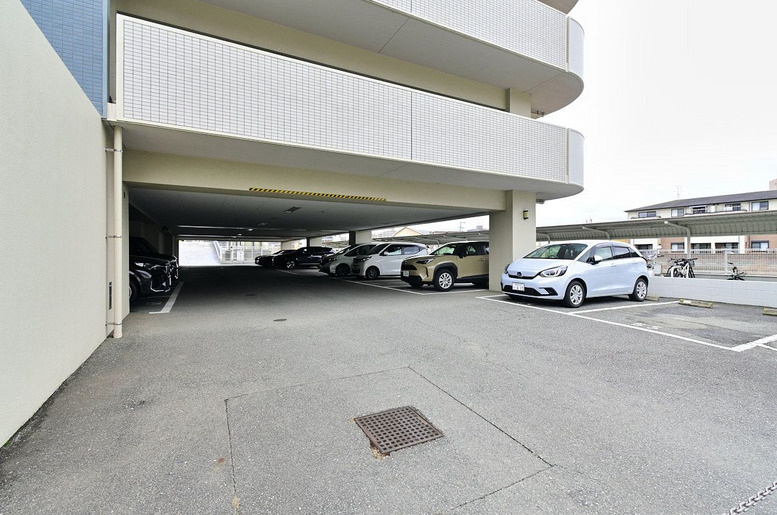 アンピール空港駅前の駐車場