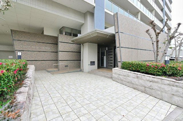 アンピール空港駅前のエントランス