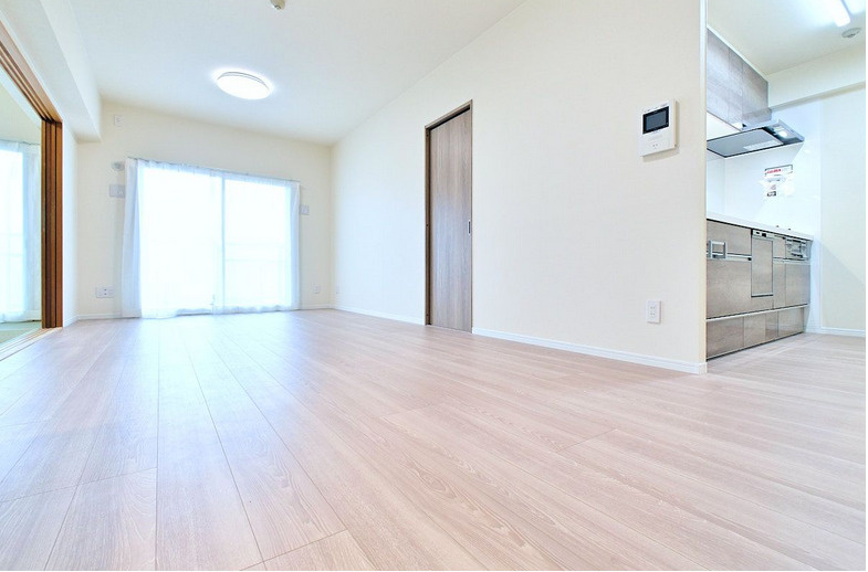 アンピール空港駅前の居間・リビング|採光の取れる、明るいリビング