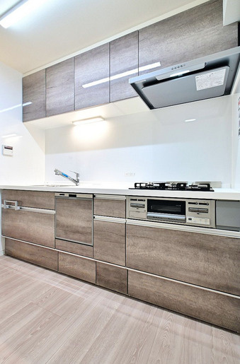 アンピール空港駅前のキッチン|木目調のお洒落なキッチン、グリル、食洗器あり