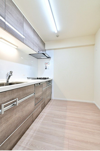 アンピール空港駅前のキッチン|広いキッチンスペース