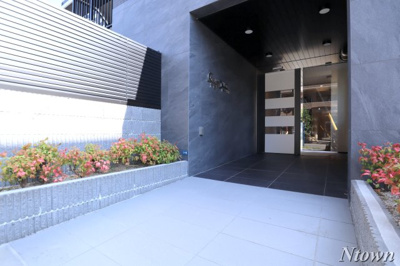 【エントランス】 | GRANDUKE代官町reverso | 落ち着いたエントランスです