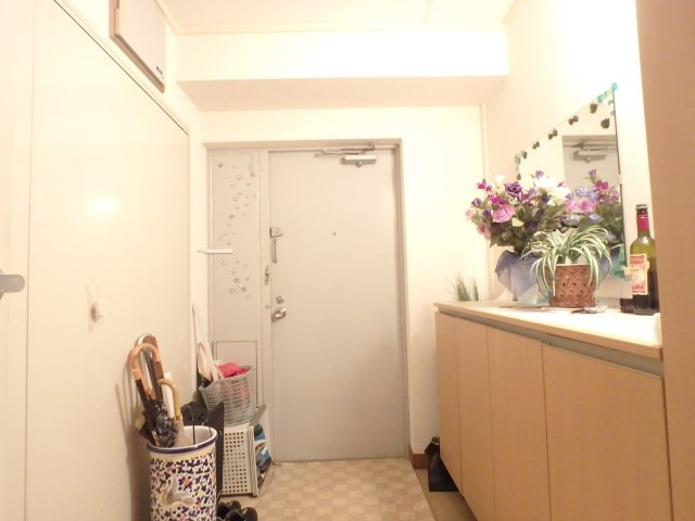 アステム芦屋Ｃ棟の玄関|収納もある玄関です