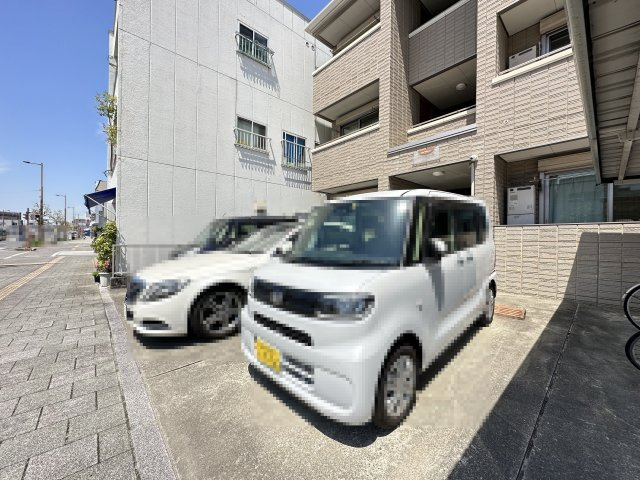 シャーメゾン上町の駐車場