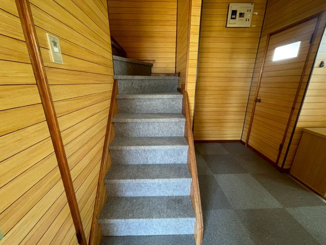 白糠町西1条南3丁目中古住宅のエントランス|階段