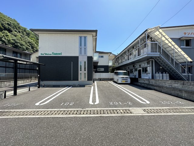 シャーメゾン・サンセイの駐車場