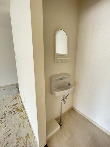 北葛飾郡杉戸町高野台南１丁目の店舗一部の内装|トイレ向かいに手洗い場