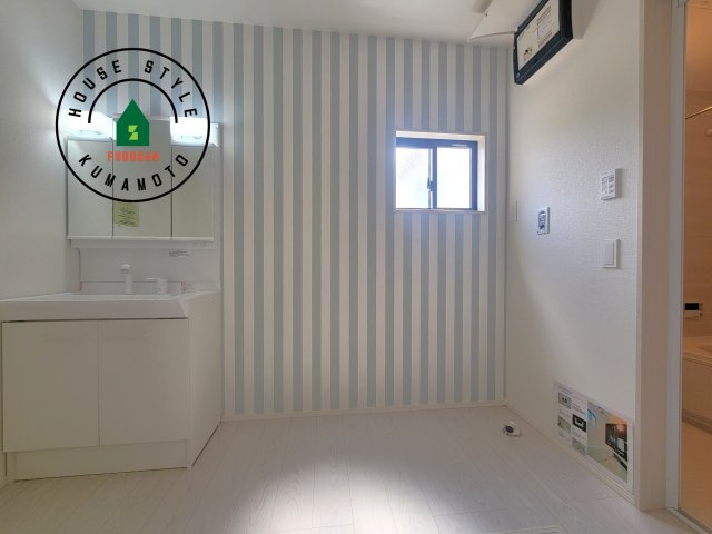 熊本市南区富合町杉島第1-2棟（2号棟）　の脱衣所|ゆとりの洗面スペースで朝の身支度もスムーズに。暮らしを快適に変えるシャワー付洗面台です！